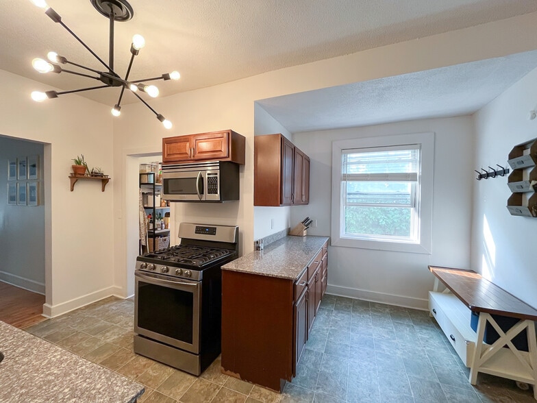 Building Photo - 3148 Columbus Ave