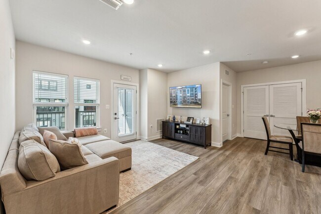 Building Photo - Gorgeous 2bd/2ba modern condo w/balcony located conveniently in MOSAIC AT WOODLAND PARK in Herndon.