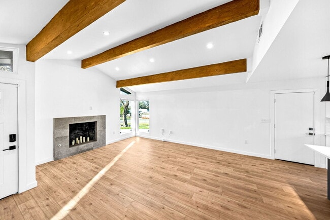 Building Photo - Gorgeous New Remodel with a Bright and Open Floorplan