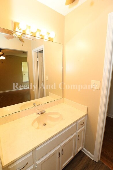 Building Photo - 5961 Kentwood Dr