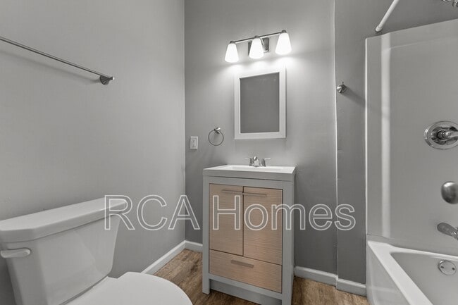 Building Photo - 1009 E Raymond St