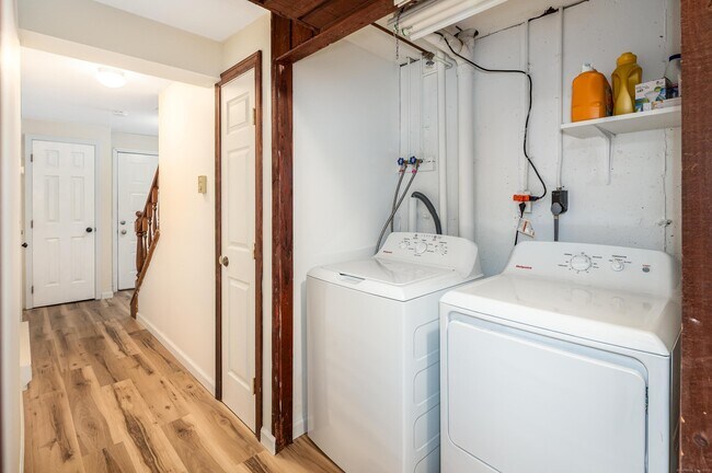 Building Photo - 8 Driftway Rd