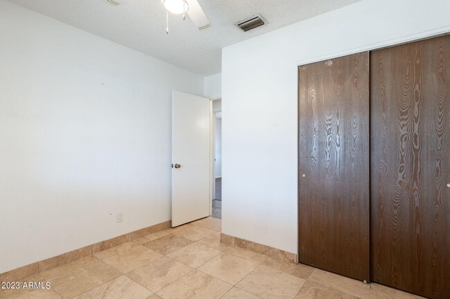 Building Photo - 964 W Hackamore St