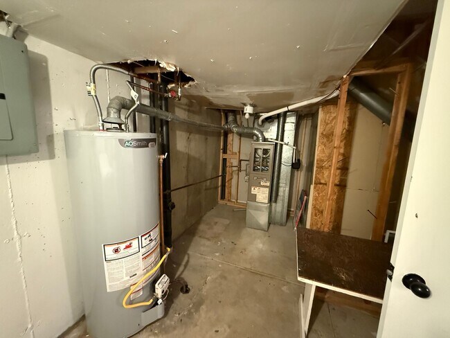 Building Photo - Spacious Aurora Townhome