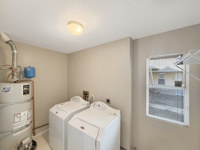 Building Photo - 9980 Scripps Vista Way