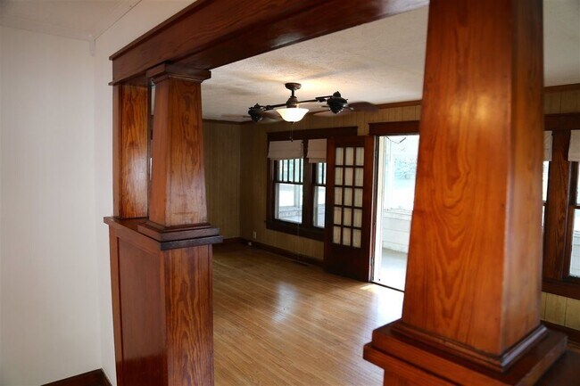 Building Photo - 2 bedroom, 1 bath Home - MUST SEE!