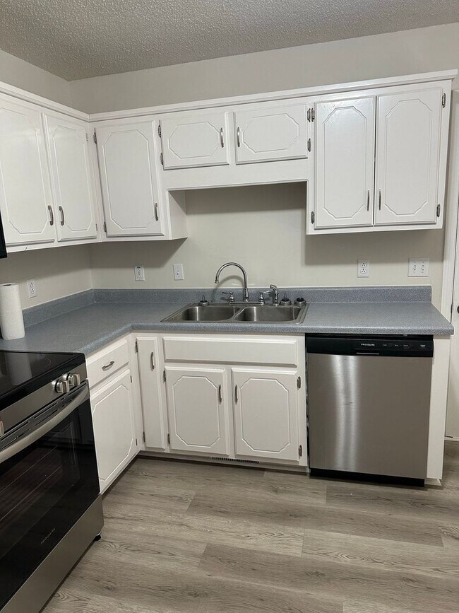 Building Photo - Cute 2 Bedroom 2 Bath Home with a 2 Car Garage!