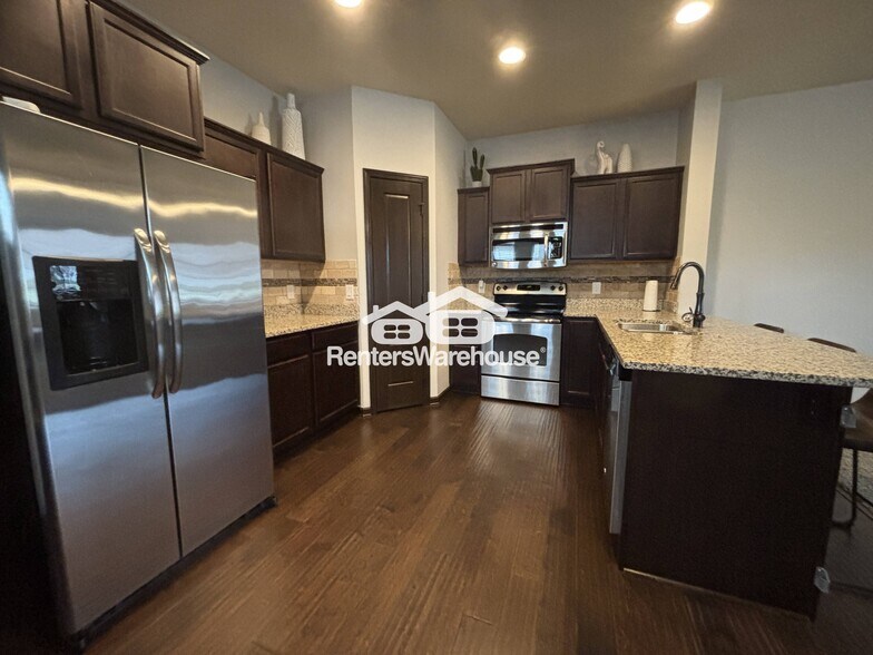 Building Photo - 9175 Coneflower Dr