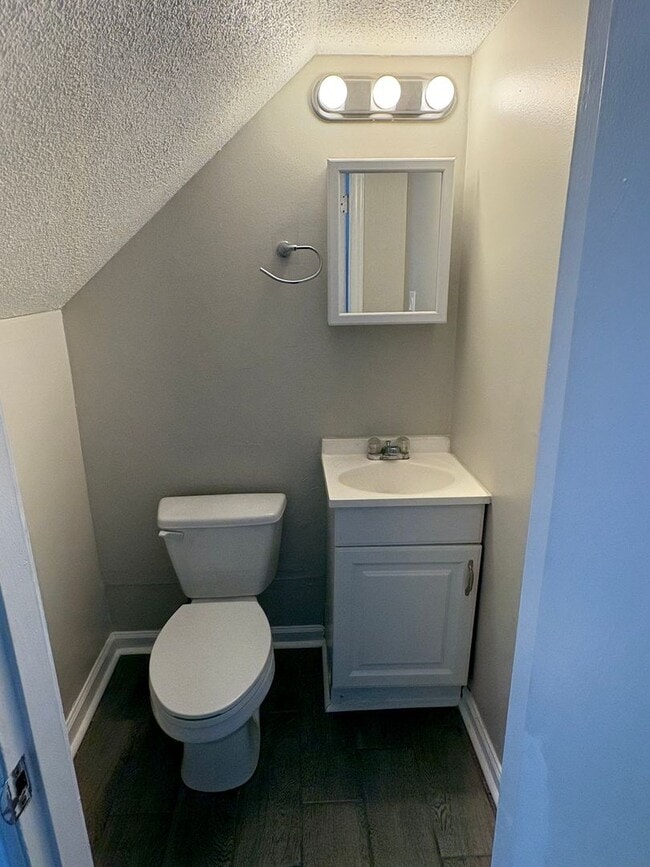 Building Photo - Spacious 2bedroom Townhome