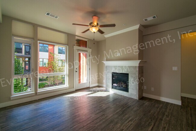 Building Photo - 2715 Iowa Dr