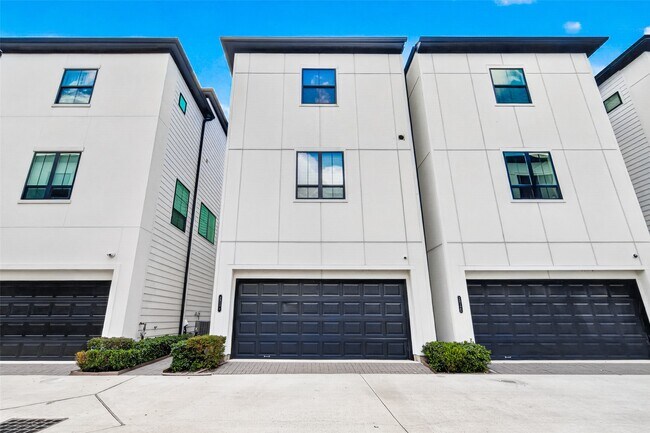 Building Photo - 2812 Grand Fountains Dr