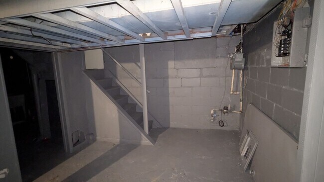 Building Photo - Welcome to this charming 3-bedroom, 1-bathroom home located in the heart of Akron