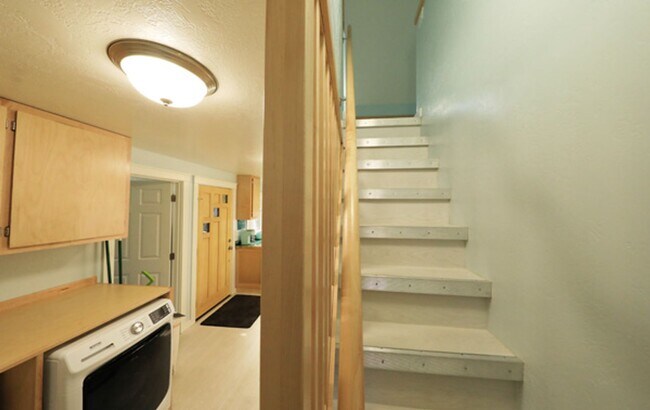 Building Photo - Artsy Studio in Westhaven with Attic Bedroom