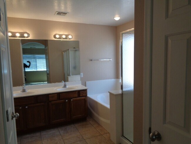 Building Photo - Beautiful 3 bedroom home in lovely neighbo...