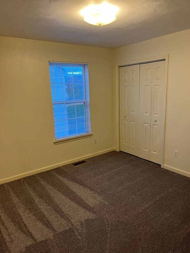 Building Photo - S. Market