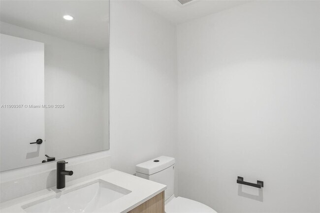 Building Photo - 3900 Alton Rd