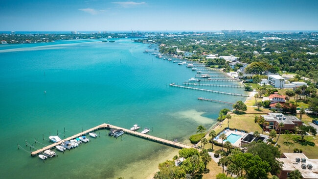 Building Photo - 825 Center St