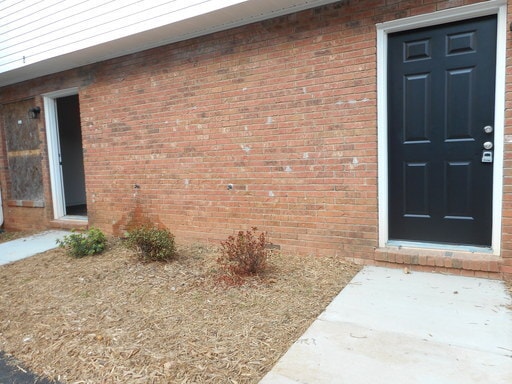 Building Photo - 2 bedroom 1.5 bathroom townhouse