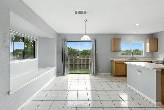 Building Photo - 2402 Glen Field Dr
