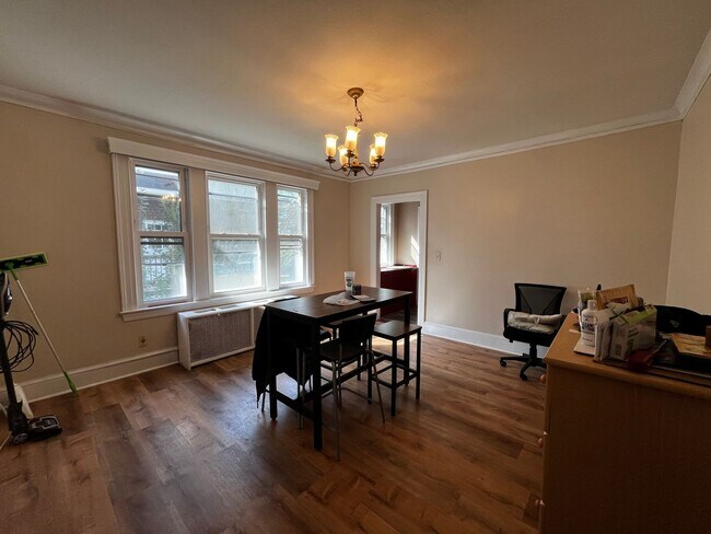 Building Photo - 1st Floor Apartment in Ideal West Hartford...