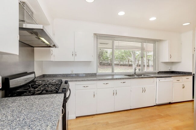 Building Photo - 3 Bed / 3 Bath + Bonus room pet friendly Millbrae home with pool on a 1/2 acre lot. YouTube tour!!