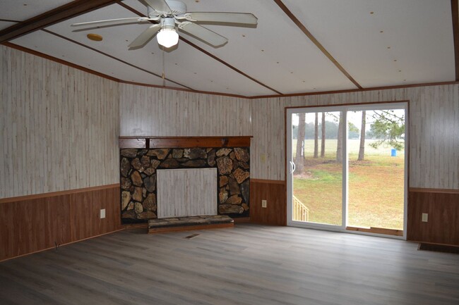 Building Photo - 3 Bedroom 2 Bathroom Mobile Home