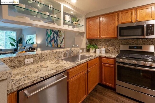 Building Photo - Comfortable 2BR Condo with Patio - Gated Oakland Living