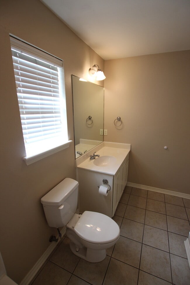 Building Photo - Stunning 3 Bedroom in Vineyard Estates Com...