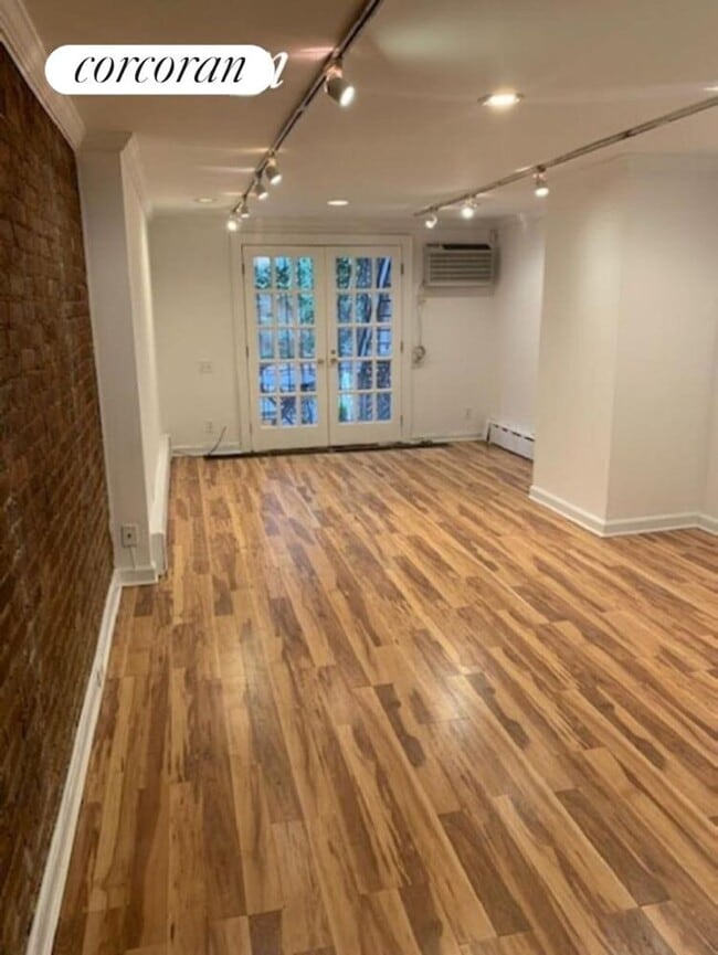 Building Photo - 208 E 78th St