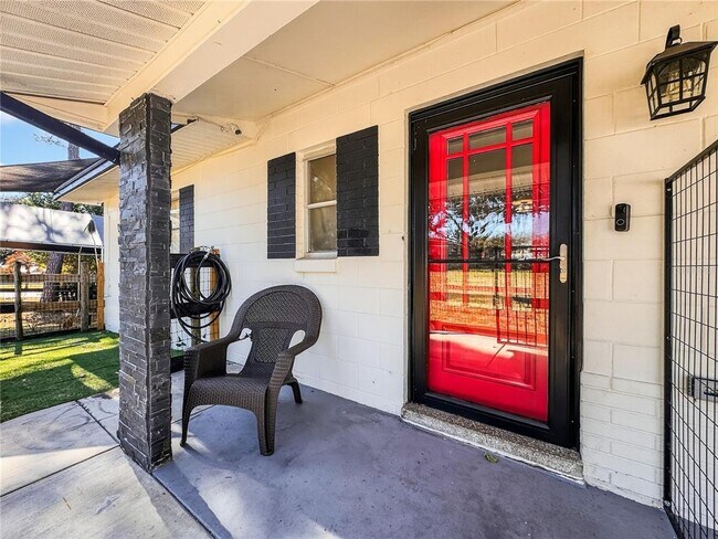 Building Photo - 2304 Country Club Rd