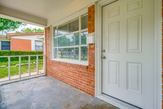 Building Photo - 10637 Dunaway Dr