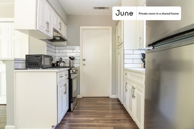 Building Photo - Private bedroom in 3 bed/2 bath Home