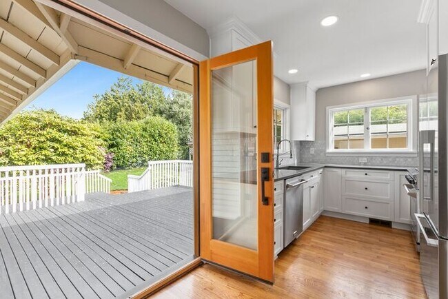 Building Photo - Sunny Air Conditioned Mercer Island Charmer!