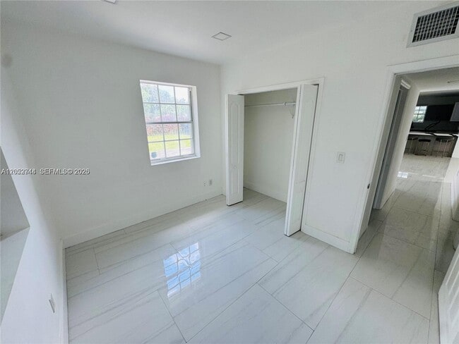 Building Photo - 516 Lavilla Dr