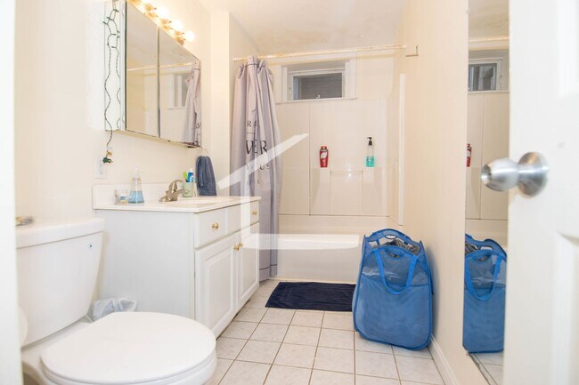 Building Photo - BU Brookline Area Spacious 5b/2b Large  Rooms, These don't last long  Hurry!