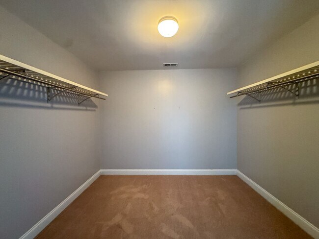 Building Photo - Stunning 4 Bed 2.5 Bath Home in Lexington Plantation