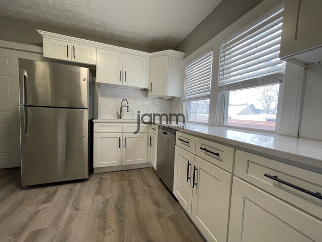 Building Photo - 2121 Carabel Ave