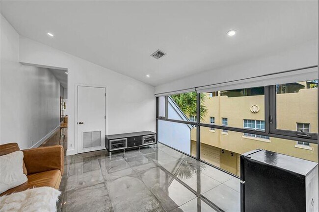 Building Photo - 1511 NE 4th Pl