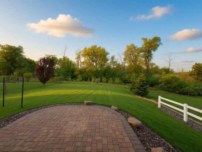 Building Photo - Beautiful 5bed 4bath Home, Nestled in a Prime Plymouth Neighborhood