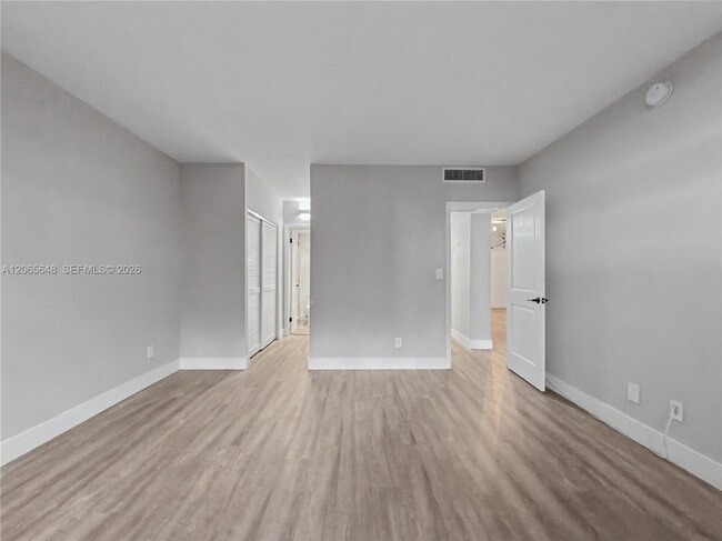 Building Photo - 90 Edgewater Dr
