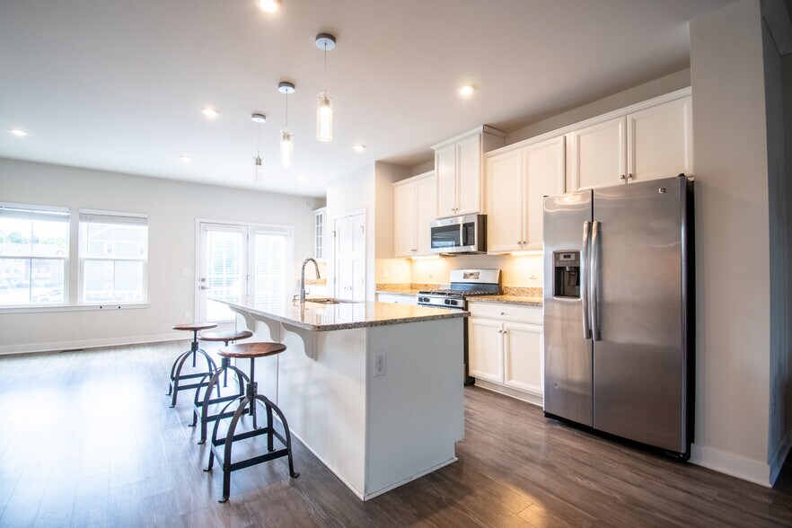 Building Photo - 914 Avast Way