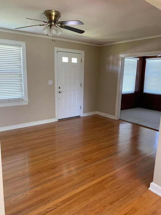 Building Photo - Charming 2/1 in the heart of St. Nicholas