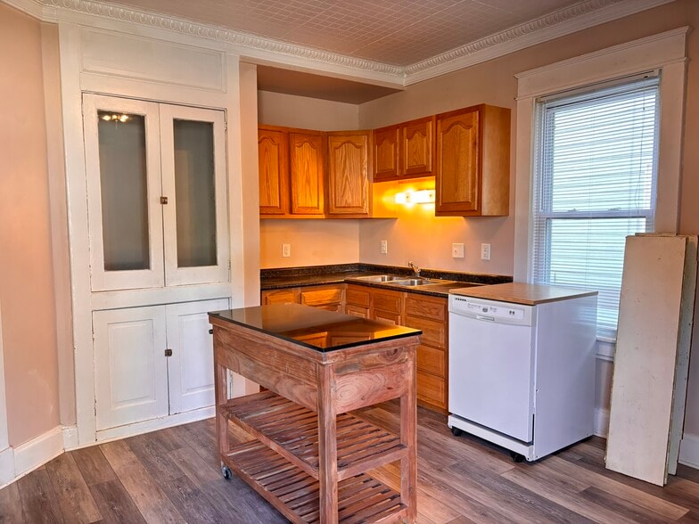 Kitchen - 1836 Elm Ave