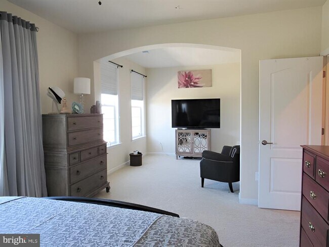 Building Photo - 42581 SUNSET Sq
