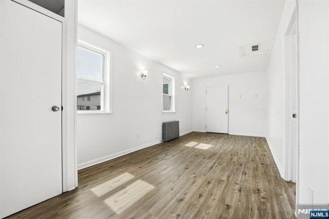 Building Photo - 826 7th St