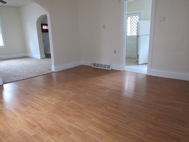 Building Photo - 2 to 3 bedroom home only $1,100.00 per month plus utilities.