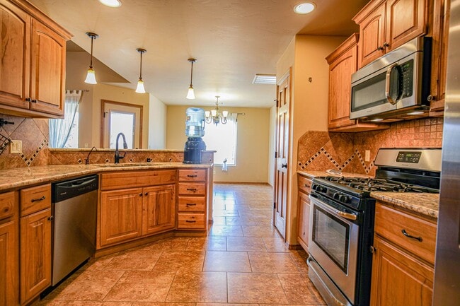 Building Photo - Beautiful 4 Bedroom/2 Bath Home