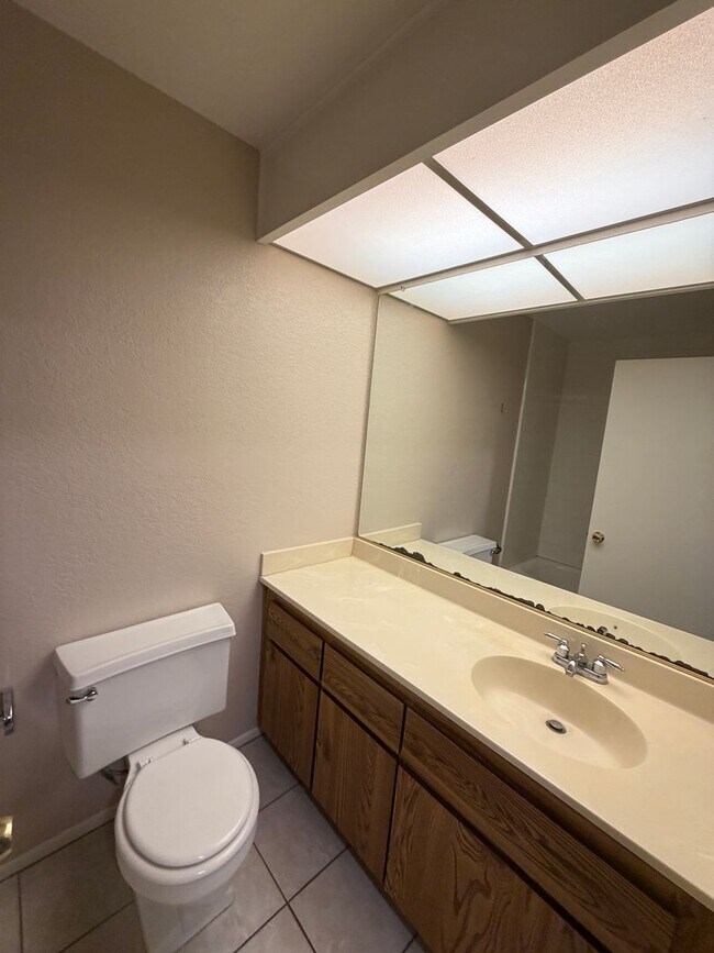 Building Photo - Spacious Condominium in Claremont School District! Ready for Immediate Move-in!!