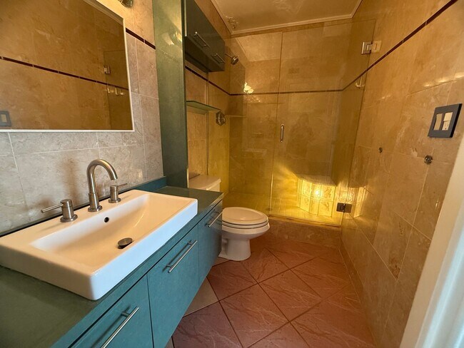 Building Photo - Stunning 8th floor Riverfront Condo