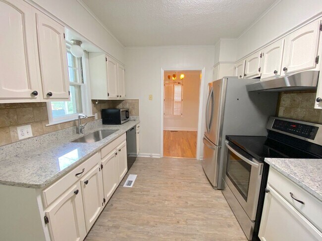 Building Photo - 3640 Shirlwood Ave